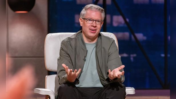 Frank Thelen sitzt im Studiosessel bei „Die Höhle der Löwen“.