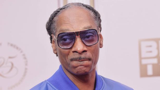 Rapper Snoop Dogg mit getönten Brillen bei Pressetermin.
