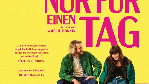 Mann und Frau sitzen auf einer Holzbank auf dem Filmplakat „Nur für einen Tag“.
