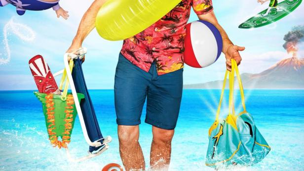 Ein Mann am Strand mit Schwimmreifen, Strandball und Figuren aus „Cosmo & Wanda – Wenn Elfen helfen“.