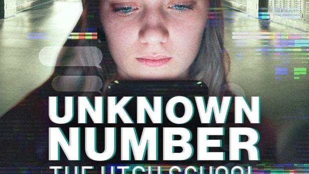 Das Filmplakat für „Unknown Number: The High School Catfish“ zeigt ein junges Mädchen mit einem Handy vor Schließfächern.