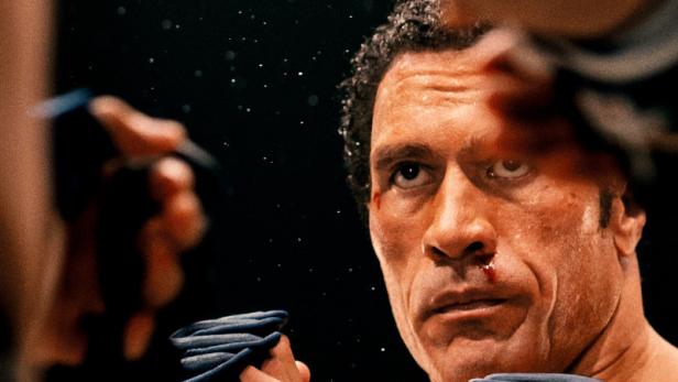 Dwayne Johnson in der Rolle des Ringers Mark Kerr auf dem Filmplakat zu „The Smashing Machine“.