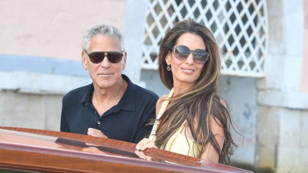 Ehepaar George und Amal Clooney auf einem Boot in Venedig.