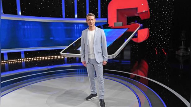 Moderator Alexander Bommes im „Gefragt - Gejagt“-Studio.