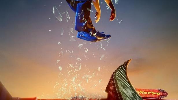 Ein Mann springt vor dem Hintergrund eines Chinatown-Gebäudes durch eine zerbrechende Glasscheibe.