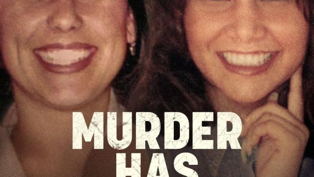 Das Filmplakat für „Murder Has Two Faces“ zeigt zwei lächelnde Frauen.