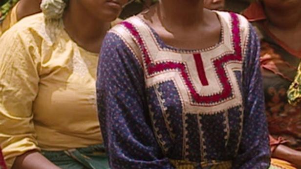 Mehrere Frauen sitzen zusammen, möglicherweise eine Szene aus dem Film „Fatuma“.