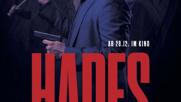 Das Filmplakat für „Hades“ zeigt einen Mann mit einer Pistole, flankiert von zwei weiteren Männern.