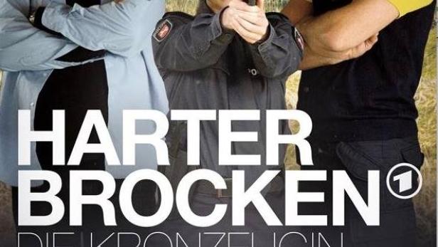 Das Filmplakat zu „Harter Brocken: Die Kronzeugin“ zeigt drei Polizisten, einer zielt mit einer Pistole.