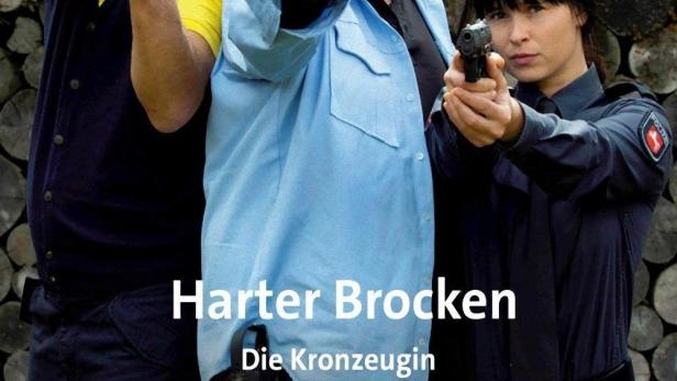 Drei Personen zielen mit Pistolen in die Kamera, vermutlich eine Szene aus „Harter Brocken“.