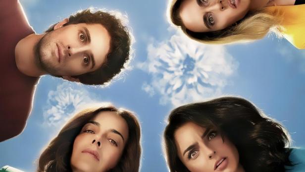 Das Poster zu „La Casa de las Flores: El Funeral“ zeigt die Darsteller, die in den Himmel schauen.