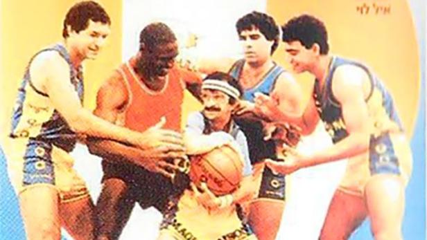 Eine Filmszene mit mehreren Basketballspielern, darunter einer mit Schnurrbart und Stirnband, aus „Magic Samson“.
