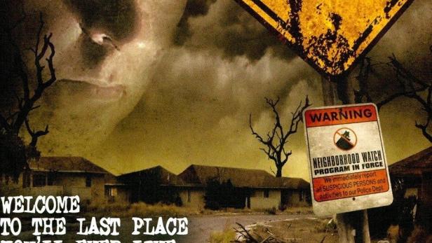 Das Cover des Films „Deadly End“ zeigt ein gelbes Schild mit Einschusslöchern und ein unheimliches Gesicht.