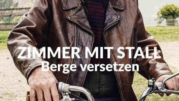 Ein älterer Mann mit Hut und Lederjacke sitzt auf einem orangefarbenen Motorrad.