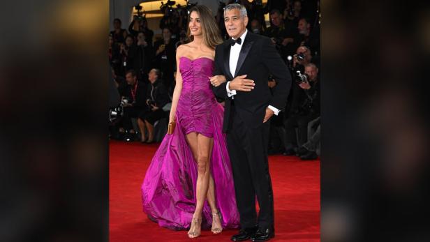 George und Amal Clooney gehen Arm in Arm über den roten Teppich bei den Filmfestspielen von Venedig 2025.