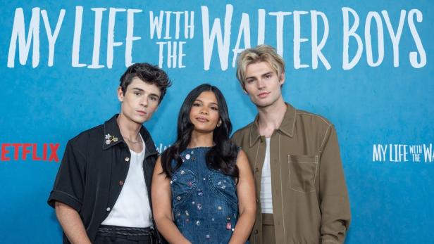 Die drei Hauptdarsteller der Netflix-Serie „Ich und die Walter Boys“ bei einem Pressetermin.