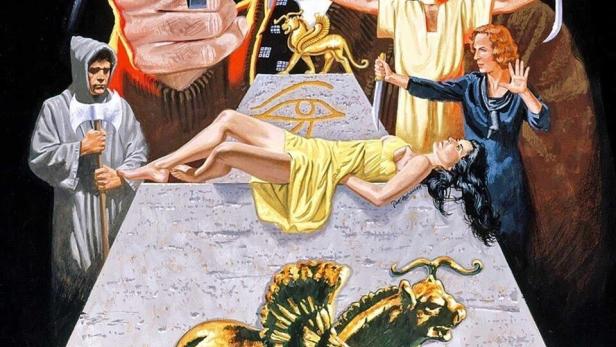 Das Filmplakat zu „Der Fluch der Dains“ zeigt einen Mann mit Waffe, eine Frau auf einem Altar und weitere Personen.