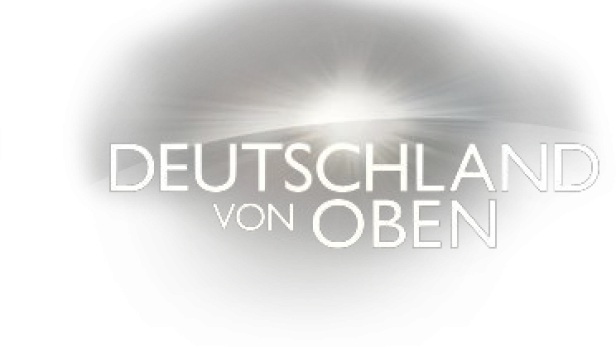 Das Logo der Sendung „Deutschland von Oben“ vor einem stilisierten Horizont mit Sonnenaufgang.