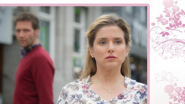 Das Cover von Rosamunde Pilchers „Ghostwriter“ zeigt eine besorgte Frau und einen Mann im Hintergrund.