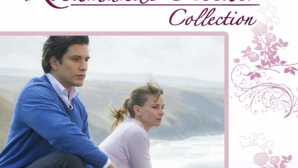 Ein Mann und eine Frau sitzen an der Küste; Filmposter „Wahlversprechen und andere Lügen“.