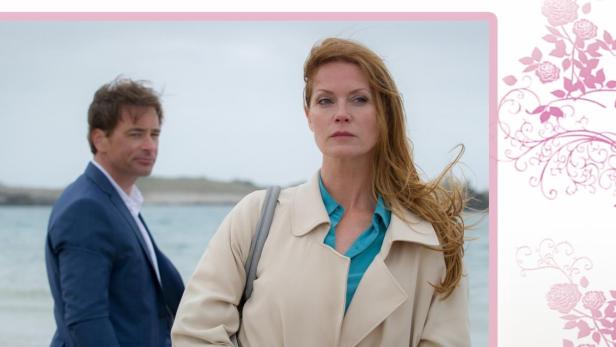 Cover für „Anwälte küsst man nicht“ aus der Rosamunde Pilcher Collection mit zwei Schauspielern am Strand.