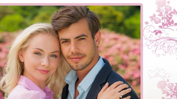 Das Cover des Rosamunde Pilcher Films „Ex & Liebe“ zeigt ein Paar vor blühenden Büschen.