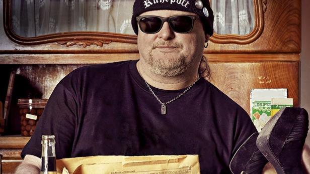 Das Cover der DVD „Markus Krebs – Permanent Panne live“ zeigt den Comedian mit Sonnenbrille und Ruhrpott-Mütze.