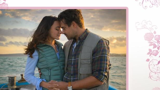 Ein Paar umarmt sich liebevoll auf einem Boot vor dem Hintergrund eines Sonnenuntergangs.