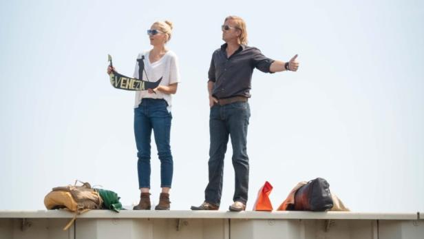 Das Filmplakat für „Liebe verjährt nicht“ zeigt zwei Personen auf einem Container mit Blick auf Venedig.