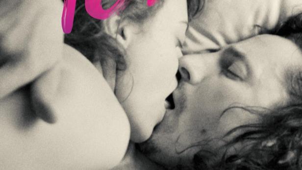 Das Filmplakat für „Easy Love“ zeigt zwei sich küssende Personen.