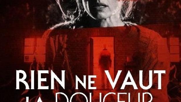 Das Filmplakat zeigt eine verängstigte Frau vor einem Haus, basierend auf einem Roman von Mary Higgins Clark.