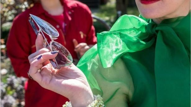 Zwei Frauen in Kostümen, möglicherweise eine Szene aus „Frau Holles Garten“.