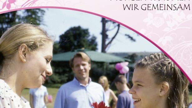 Das Cover der „Rosamunde Pilcher Collection: Morgen träumen wir gemeinsam“ zeigt zwei Frauen mit einer Blume.