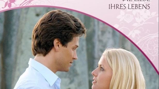 Ein Mann und eine Frau stehen sich vor einer Steinformation gegenüber, Cover der „Rosamunde Pilcher Collection“.