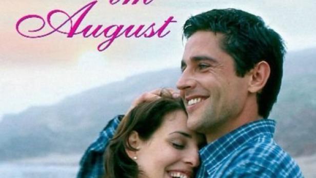 Ein Mann und eine Frau umarmen sich auf dem Cover von „Sternschnuppen im August“.