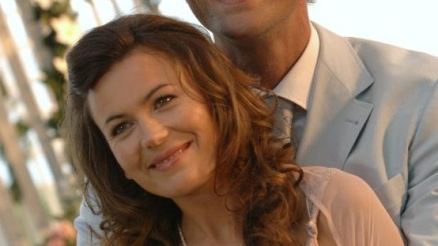 Ein Mann und eine Frau umarmen sich auf dem Cover von „Und plötzlich war es Liebe“.