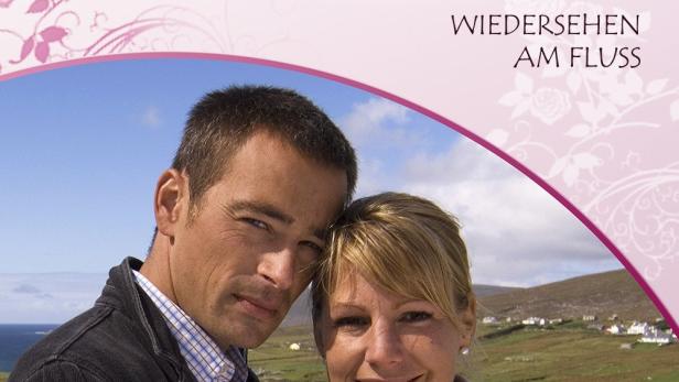 Das Cover des Rosamunde Pilcher Films „Wiedersehen am Fluss“ mit einem Paar vor einer Landschaft.