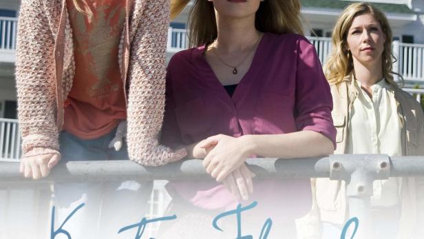 Das Filmplakat zu „Katie Fforde: Zurück ans Meer“ zeigt drei Frauen vor einem Haus am Meer.