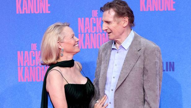Pamela Anderson und Liam Neeson beim Pressetermin von „Die nackte Kanone“-Premiere in Berlin.
