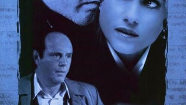 Das Filmplakat für „Woman Wanted“ zeigt drei Schauspieler und ein Haus.