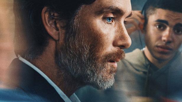 Ein Porträt von Cillian Murphy als Steve, mit einem jungen Mann im Hintergrund.