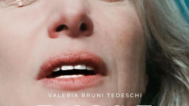 Das Filmplakat zu „Duse“ zeigt Valeria Bruni Tedeschi mit Tränen in den Augen.