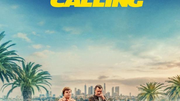 Zwei Männer posieren auf einem orangefarbenen Auto vor der Skyline von Los Angeles für den Film „London Calling“.