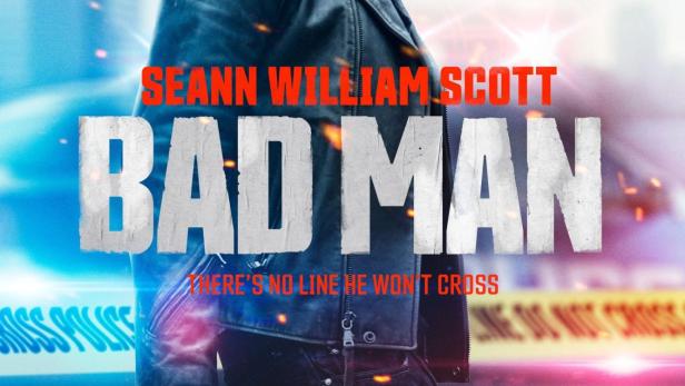 Das Filmplakat für „Bad Man“ zeigt Seann William Scott mit einer Waffe vor einem Polizeiabsperrband.