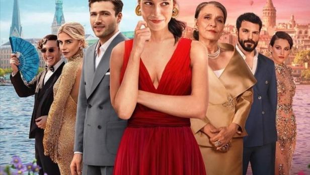 Das Filmplakat für „She Said Maybe“ zeigt eine Gruppe elegant gekleideter Personen vor einer Stadtkulisse.