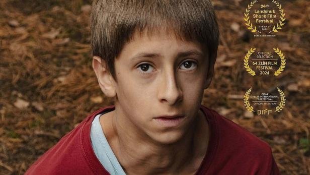 Das Filmplakat für „Kruste“ zeigt das Porträt eines jungen Mannes.