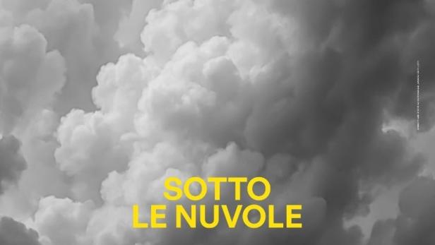 Das Filmplakat für „Sotto le Nuvole“ zeigt einen Himmel voller Wolken.