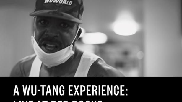 Ein Schwarzweißfoto zeigt einen Auftritt von Wu-Tang im Red Rocks Amphitheatre im Jahr 2024.