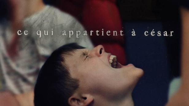 Das Filmplakat für „Ce qui appartient à César“ zeigt einen schreienden Jungen.