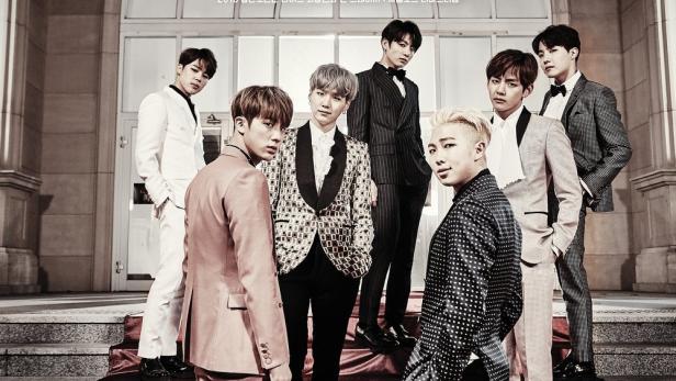 Das Filmplakat für „BTS Live On Stage: Epilogue Remastered“ zeigt die Bandmitglieder auf einer Treppe vor einem Gebäude.